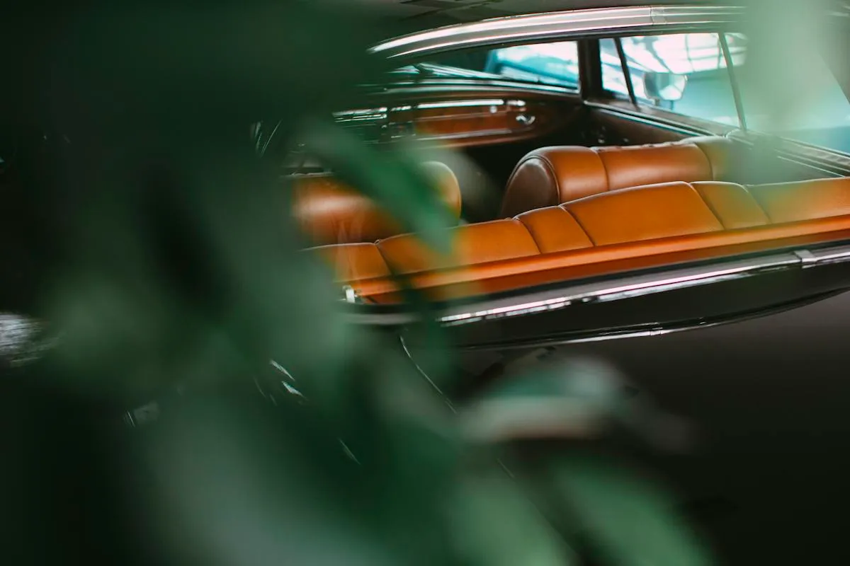 Tyylikäs auto vauhdissa illan valaistuksessa